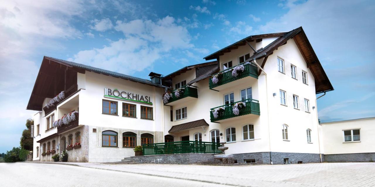 ホテル ガストホフ バイム ブックヒアスル Neukirchen an der Vöckla エクステリア 写真