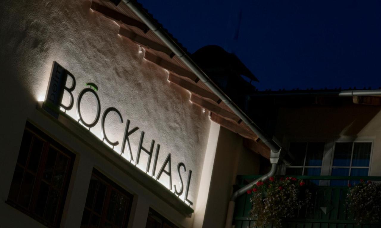 ホテル ガストホフ バイム ブックヒアスル Neukirchen an der Vöckla エクステリア 写真